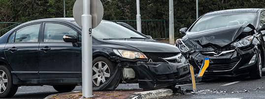 Car crash with two cars