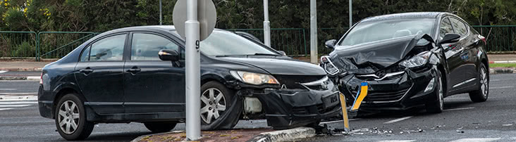 Car crash with two cars